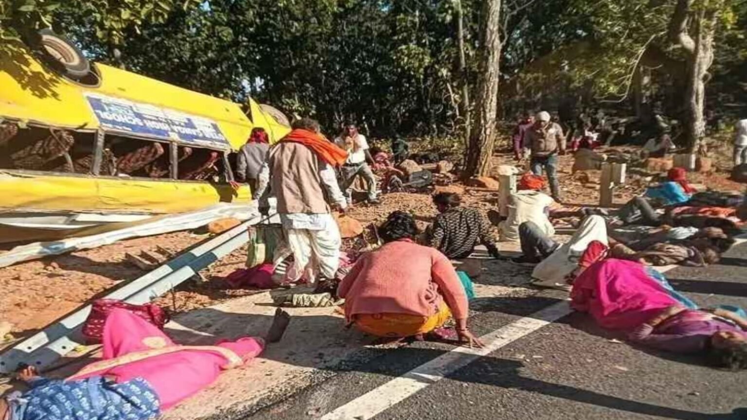 झारखंड के लातेहार में भीषण बस हादसा: ब्रेक फेल होने से पलटी बस, 9 की मौत और 70 से अधिक घायल