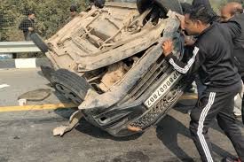 आगरा-लखनऊ एक्सप्रेसवे पर फिर तेज रफ्तार हादसा: कार एमबीसीबी तोड़कर पलटी, एक युवक घायल – चालक बच गया