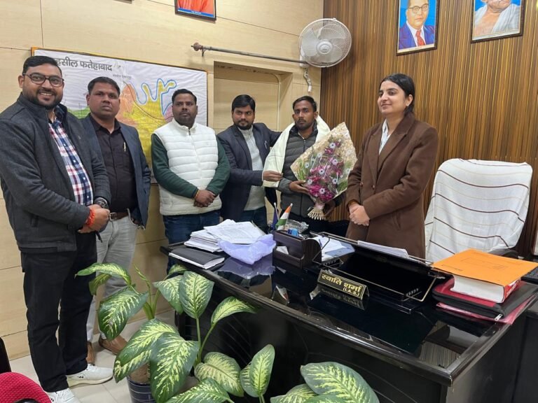 नदी में डूबती वृद्ध महिला की जान बचाने वाले रामबाबू निषाद का तहसील में सम्मान