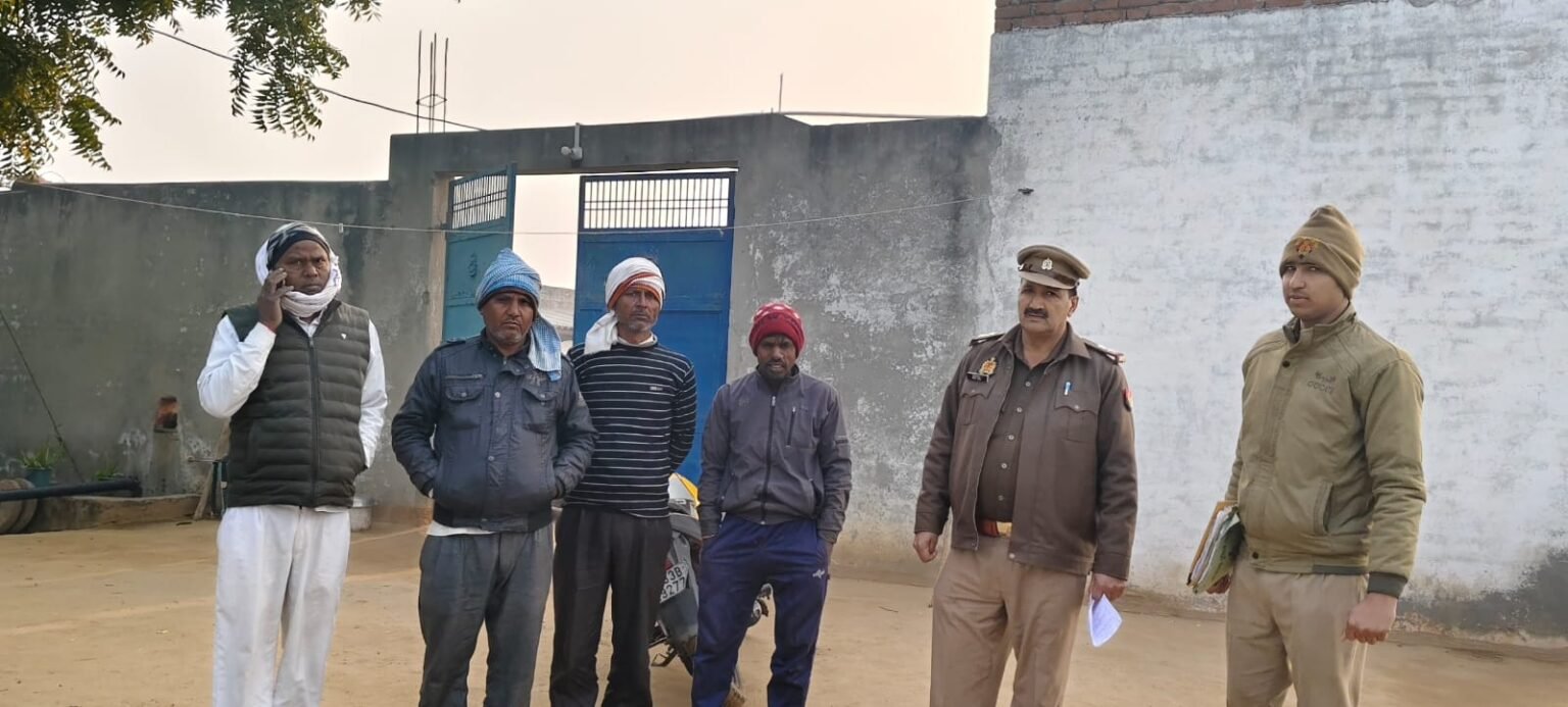 न्यायालय में पेश न होने पर पुलिस ने की कुर्की कार्रवाई, ग्राम प्रधान के सुपुर्द किया गया सामान