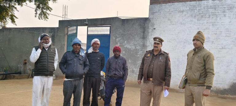 न्यायालय में पेश न होने पर पुलिस ने की कुर्की कार्रवाई, ग्राम प्रधान के सुपुर्द किया गया सामान