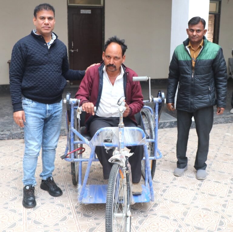 ट्राय सायकिल मिलने से दिव्यांग श्री लोकेन्द्र कुशवाह के जीवन में आई नई उम्मीद
