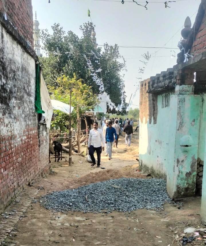 सार्वजनिक रास्ते पर कब्जा करना चाहती है दबंग महिला, डीएम से शिकायत