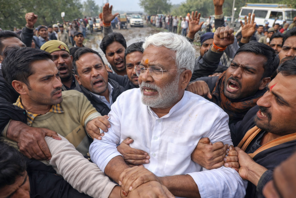 महोबा में कैबिनेट मंत्री स्वतंत्र देव सिंह का काफिला रोका गया, सड़कों की बदहाली पर फूटा जनाक्रोश