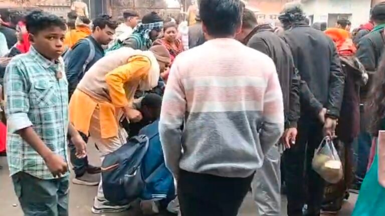 श्रीकृष्ण जन्मभूमि के गेट नंबर-1 पर श्रद्धालु बेहोश, आधे घंटे तक नहीं पहुंची एम्बुलेंस