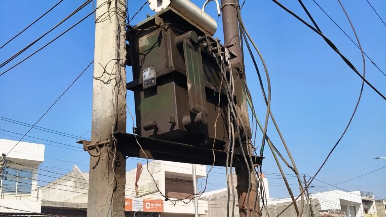 सौंख रोड पर क्षतिग्रस्त विद्युत पोल बना खतरा, विभाग बेखबर