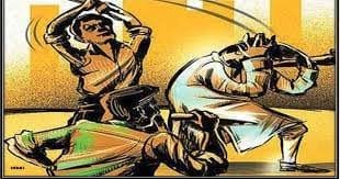 झाँसी: पुलिया नंबर नौ में बिजली विभाग के अवर अभियंता पर हमला – अवैध कनेक्शन काटने पर युवक ने लाइनमैन को धक्का दिया, दोनों से मोबाइल छीना, दर्ज कराई प्राथमिकी
