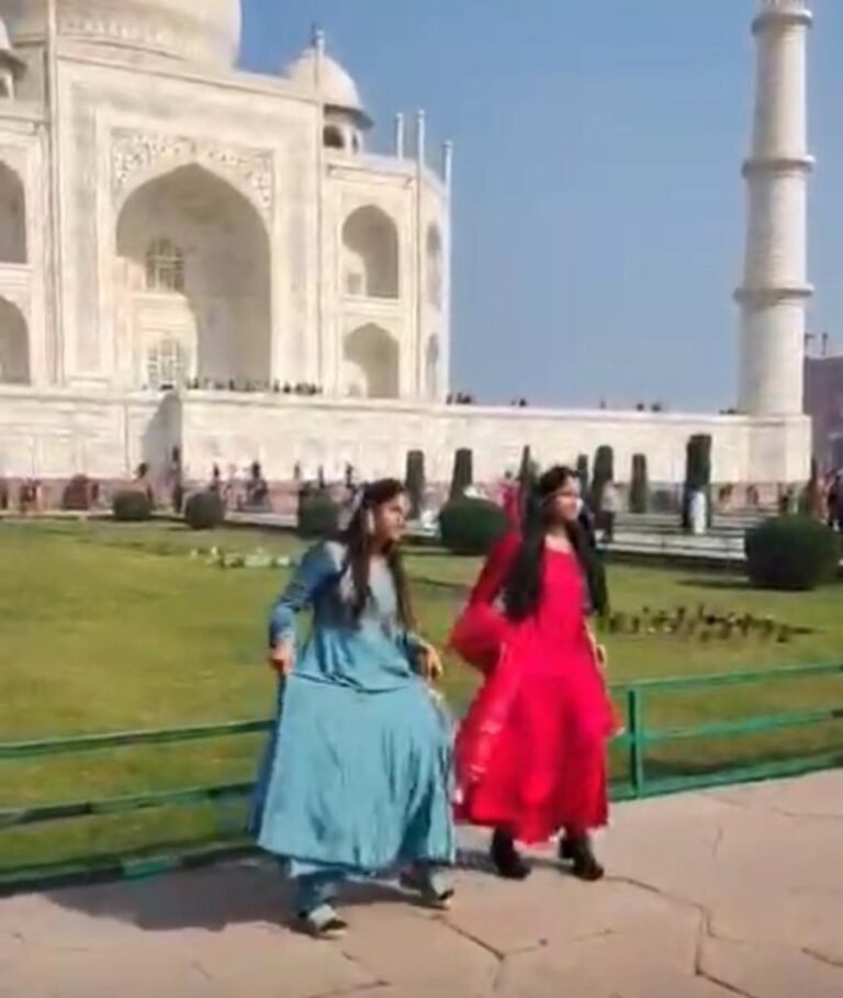 ताजमहल में फिर नियम तोड़े! दो युवतियां डांस कर रील बनाती दिखीं, वीडियो वायरल – ASI की सुरक्षा पर सवाल