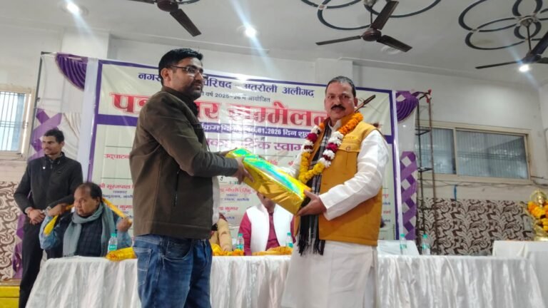 पत्रकार सम्मान समारोह में छा गए अतरौली के मीडिया कर्मी: वीरेंद्र लोधी-अमिता वरुण ने किया दीप प्रज्वलन, डॉ. कबीर खान ने सराहा परंपरा