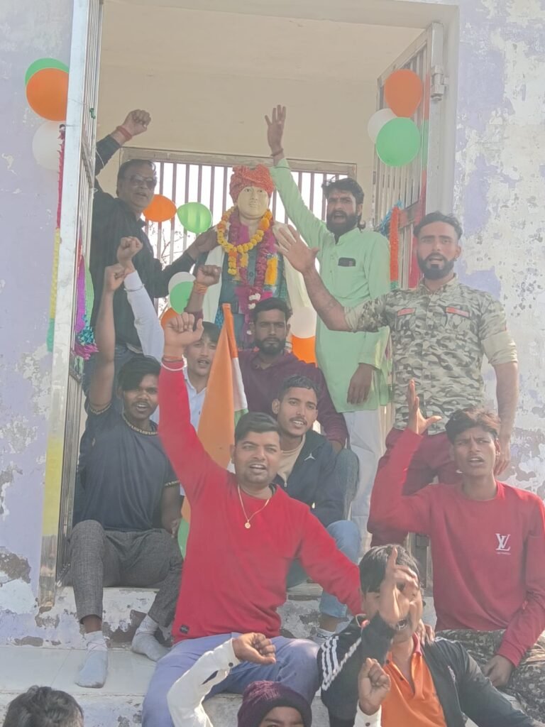 आगरा: गणतंत्र दिवस पर शहीदों की मूर्ति पर माल्यार्पण कर किया सम्मान