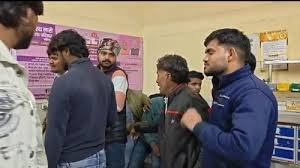 फतेहपुर सीकरी में CHC में महिला की मौत: ऑक्सीजन और उपचार में कथित देरी का आरोप, परिजनों का हंगामा – पुलिस ने शांत किया, जांच शुरू