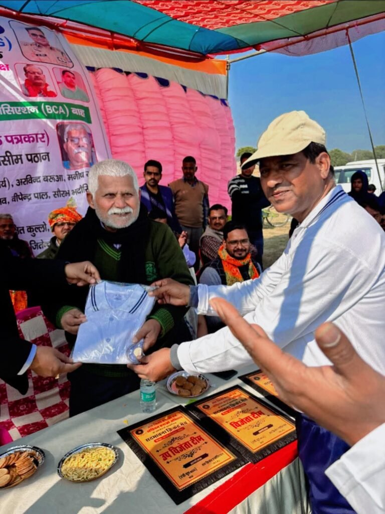 आगरा: देर रात्रि तक चले कवि सम्मेलन में सांवरिया ने समा बाँधा