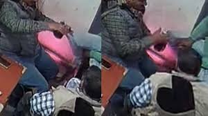 एटा: जलेसर के बेरनी विद्युत उपकेंद्र में शराब पार्टी का वीडियो वायरल! सरकारी दफ्तर में देर रात जाम छलकाए, कर्मचारी और बाहरी व्यक्ति शामिल