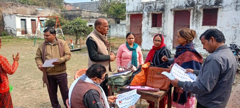 मतदाता पुनरीक्षण अभियान के दूसरे चरण में फतेहाबाद के सभी बूथों पर रहे बीएलओ मौजूद