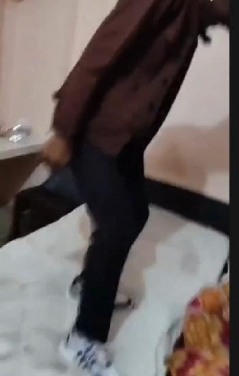 आगरा होमस्टे घोटाला: ₹500 के कमरे में जूतों से बेड पर कूदे, बल्ब चोरी की! वायरल वीडियो में युवकों का उत्पात, नेटिजन्स आक्रोशित – “शून्य सिविक सेंस”