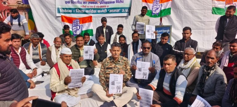 मनरेगा बचाओ संग्राम के तहत कांग्रेस का एकदिवसीय उपवास, गांधी प्रतिमा पर दिया प्रतीकात्मक धरना, धरने में किसान सेना नेता मुकेश डागुर ने दिया समर्थन