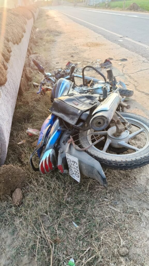 फतेहाबाद: ईको गाड़ी की टक्कर से बाइक सवार दो युवक घायल