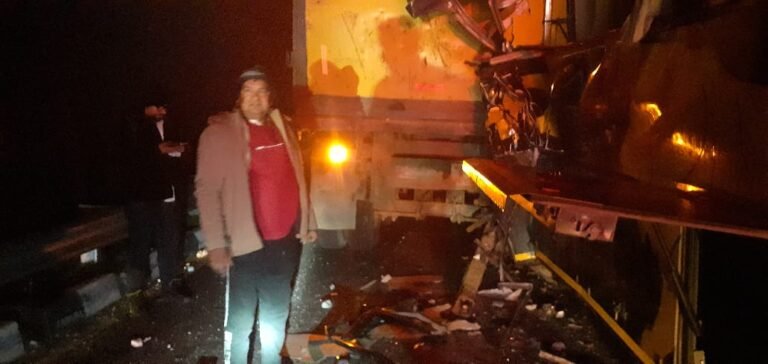 भीषण हादसा: आगरा-लखनऊ एक्सप्रेसवे पर बस–डंपर टक्कर, 11 यात्री घायल