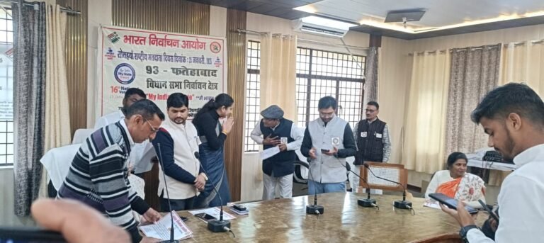 राष्ट्रीय मतदाता दिवस पर सम्मानित किए गए बीएलओ और सुपरवाइजर