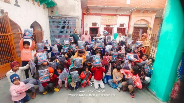 फतेहाबाद: 100 गरीब बच्चों को गरम स्वेटर और मौजे का किया वितरण