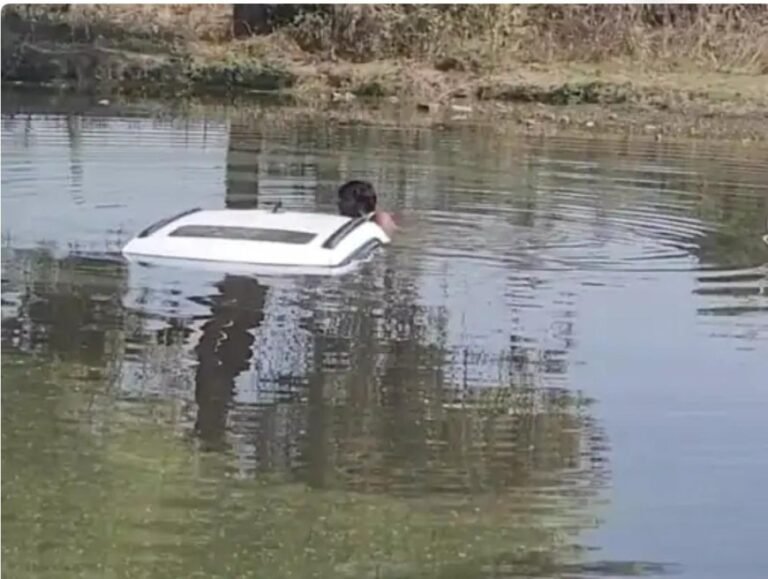 आगरा: शमसाबाद बाईपास पर ड्राइविंग अभ्यास के दौरान कार तालाब में गिरी! ग्रामीणों की बहादुरी से युवक और बच्चे की जान बची