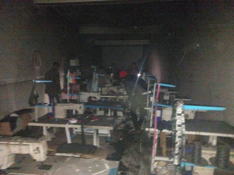 अलीगढ़ के इगलास में रॉयल गारमेंट्स फैक्ट्री में भीषण आग, 18 लाख का माल जलकर खाक – कारणों की जांच जारी