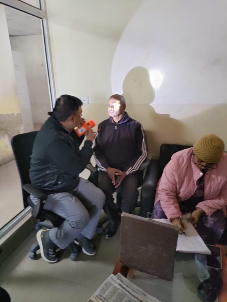 राष्ट्रीय सड़क सुरक्षा माह के अंतर्गत आगरा लखनऊ एक्सप्रेसवे के टोल प्लाजा पर किया गया वाहन चालकों का नेत्र परीक्षण