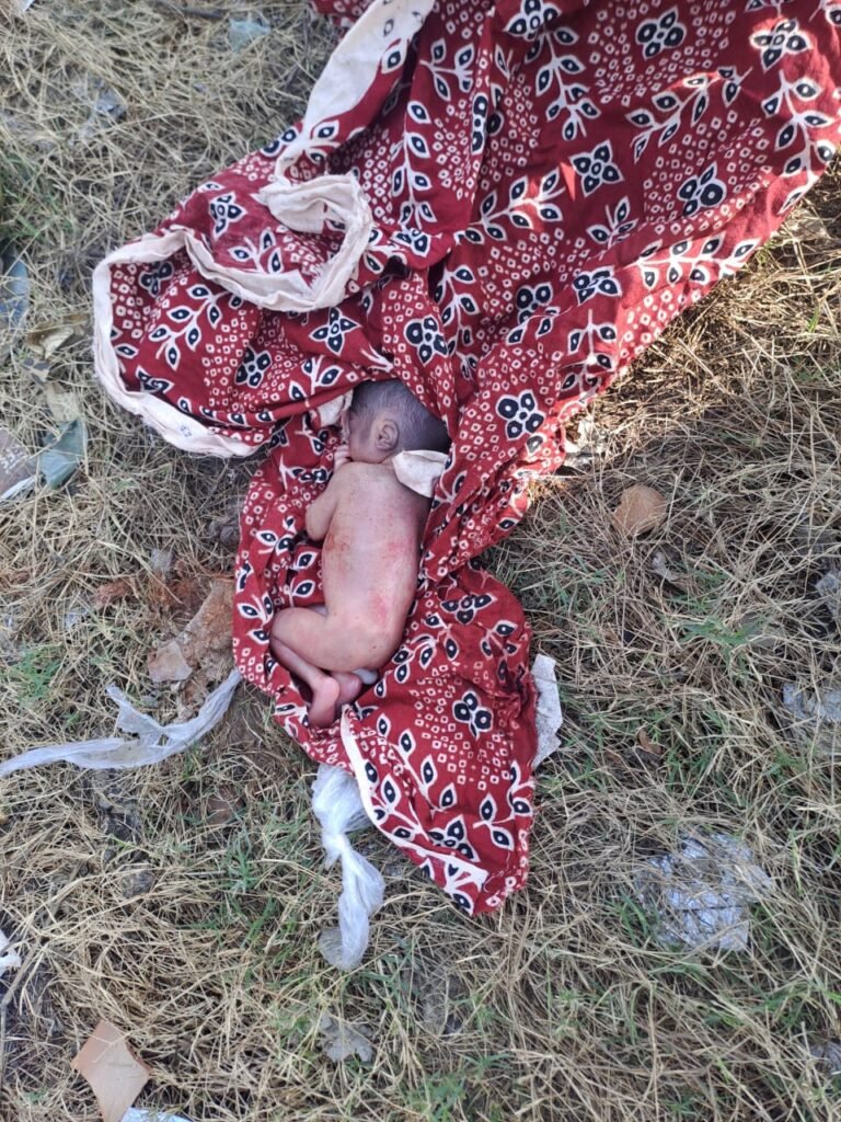 आगरा लखनऊ एक्सप्रेस पर नवजात बच्ची का मिला शव