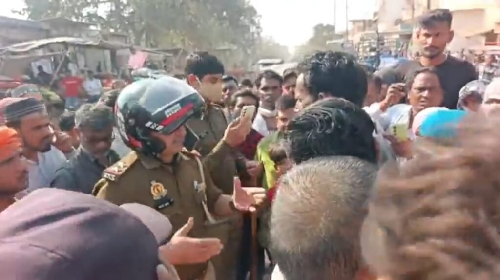 अलीगढ़: रोरावर थाना क्षेत्र में दबंगों ने लाठी-डंडा-सिरिया से हमला, महिला समेत तीन घायल – महिला की मौत, परिजनों ने शव सड़क पर रखकर किया प्रदर्शन