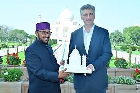 क्रोएशिया के PM एंड्रेज प्लेनकोविक परिवार सहित ताजमहल पर मंत्रमुग्ध! समय और सीमाओं से परे बताया ताज – आगरा किले का भी किया दीदार, भारत-क्रोएशिया संबंधों में नया अध्याय