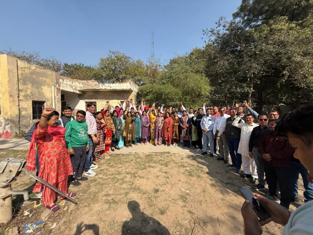 परिषदीय विद्यालयों के शिक्षक शिक्षिका काली पट्टी बांधकर करेंगे शिक्षण कार्य, टीईटी के विरोध में कई मान्यता प्राप्त संघ एक हुए, किया बैठक का आयोजन