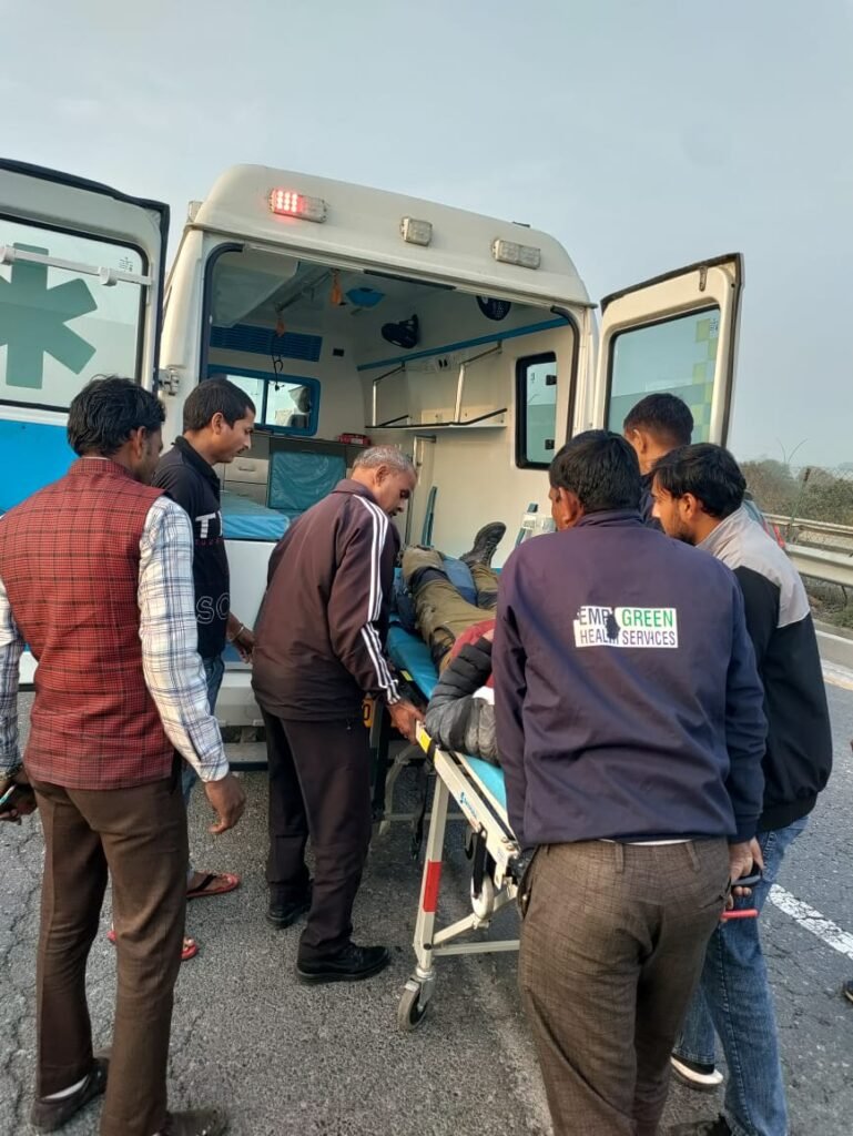 तेज रफ्तार बाइक डिवाइडर से टकराई, चालक घायल