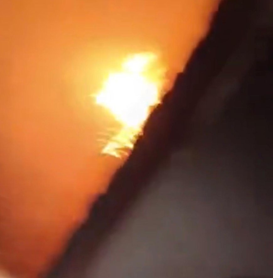 आगरा: रविवार रात 2 बजे गोदाम में लगी भीषण आग, मालिक झुलसे – फायर ब्रिगेड न पहुंचने से ग्रामीण भड़के, लाखों का नुकसान