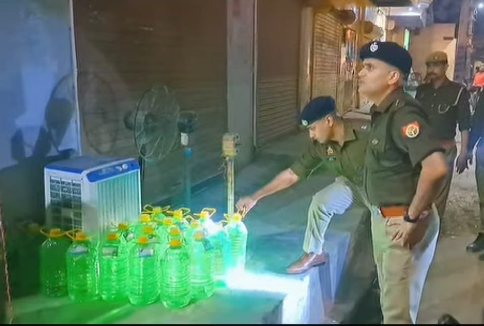 अलीगढ़ SSP नीरज जादौन का इगलास कोतवाली पर डबल अटैक! 7 दिनों में दूसरा सख्त निरीक्षण, रजिस्टर-एफआईआर की दोबारा जांच, त्योहारों से पहले सुरक्षा टाइट