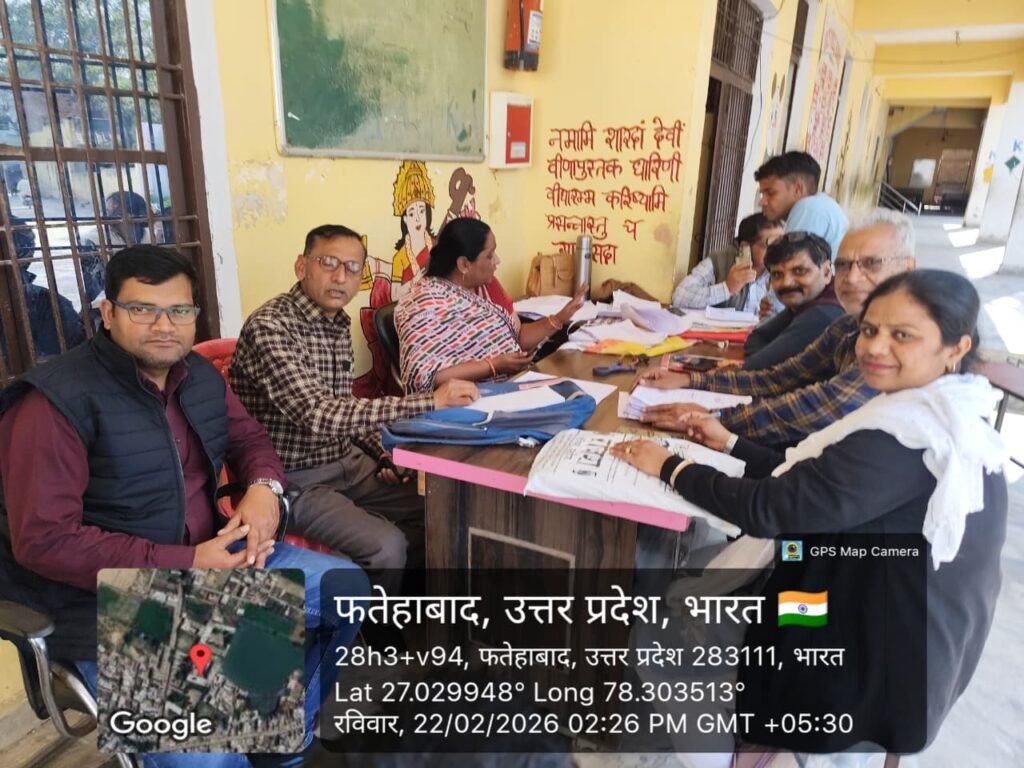 विशेष पुनरीक्षण अभियान के तहत बूथ पर बैठे बीएलओ, मतदाताओं ने किया सूची का अवलोकन