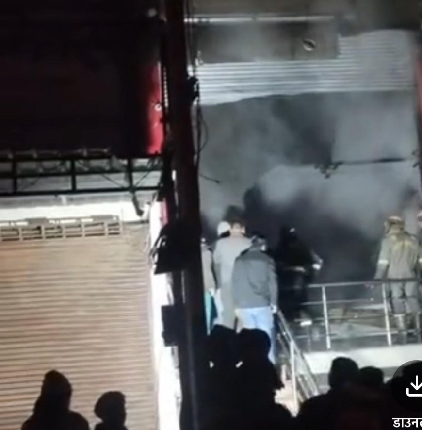आगरा-ग्वालियर हाईवे पर भीषण आग: इटोरा के गंगा साड़ी सेंटर में लाखों की साड़ियाँ जलकर राख, परिवार ने छत पर छलांग लगाकर बचाई जान