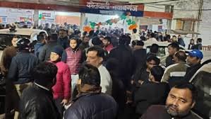 अधिवक्ता को हिरासत में लेने पर भड़के वकील, नवाबगंज थाने का 10 घंटे घेराव, भारी पुलिस बल तैनात