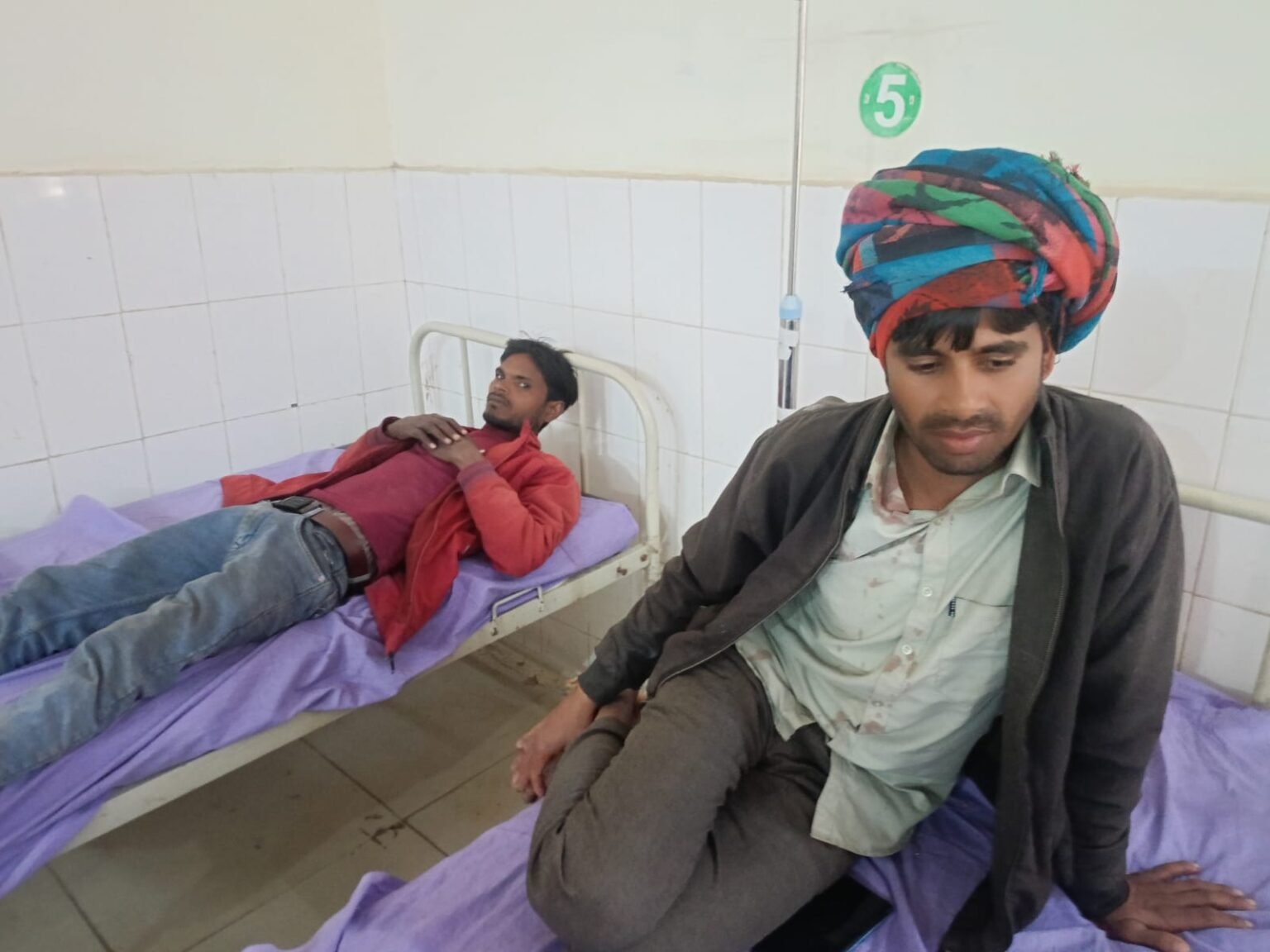 डौकी के ग्राम नूरपुर तनोरा में बाइक से टक्कर मारने से रोकने पर दबंगों ने दो युवकों को पीटा