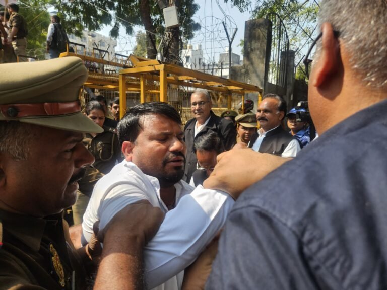 लखनऊ विधानसभा घेराव के दौरान कांग्रेस नेताओं की गिरफ्तारी