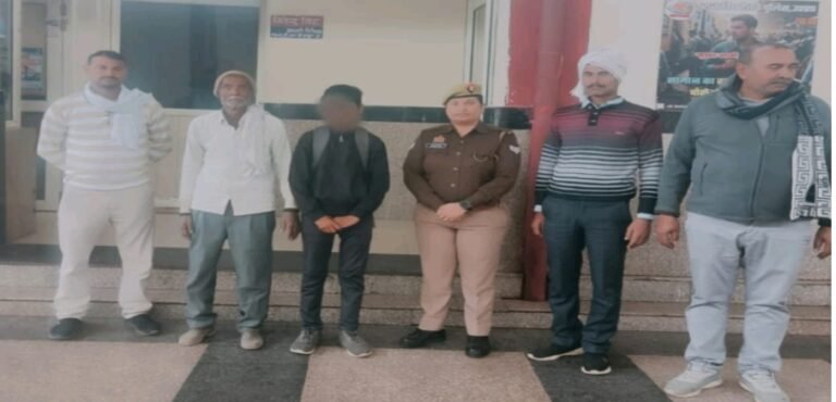 मथुरा जंक्शन पर भटकते मिले 13 वर्षीय बालक को जीआरपी ने परिजनों से मिलाया