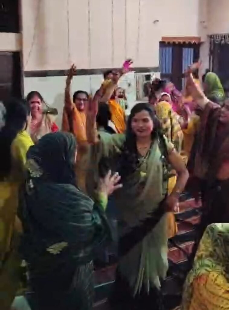 टेसू के रंगों में रंगी आस्था, बिहारी जी मंदिर में महिलाओं ने खेली होली