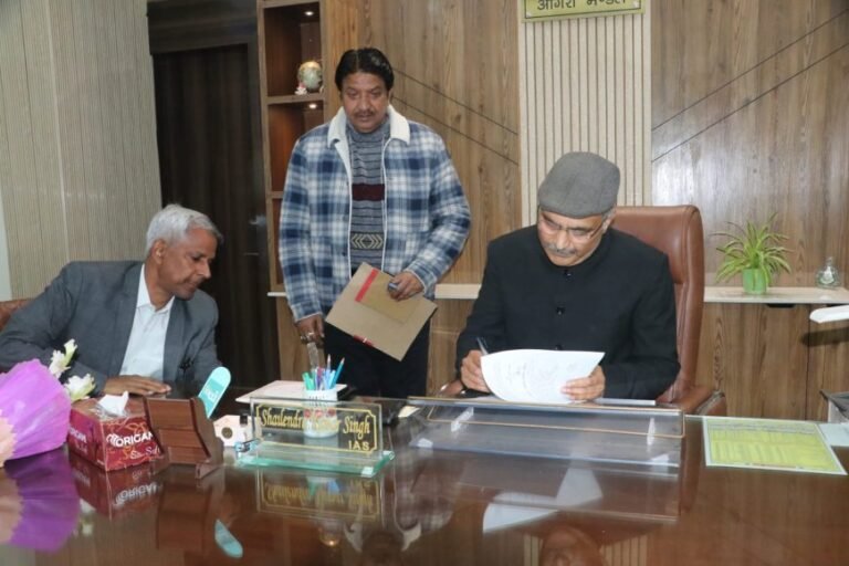 आगरा मण्डल की नई कमान संभाली: 2010 बैच के IAS नागेन्द्र प्रताप ने रविवार को मंडलायुक्त पदभार ग्रहण किया