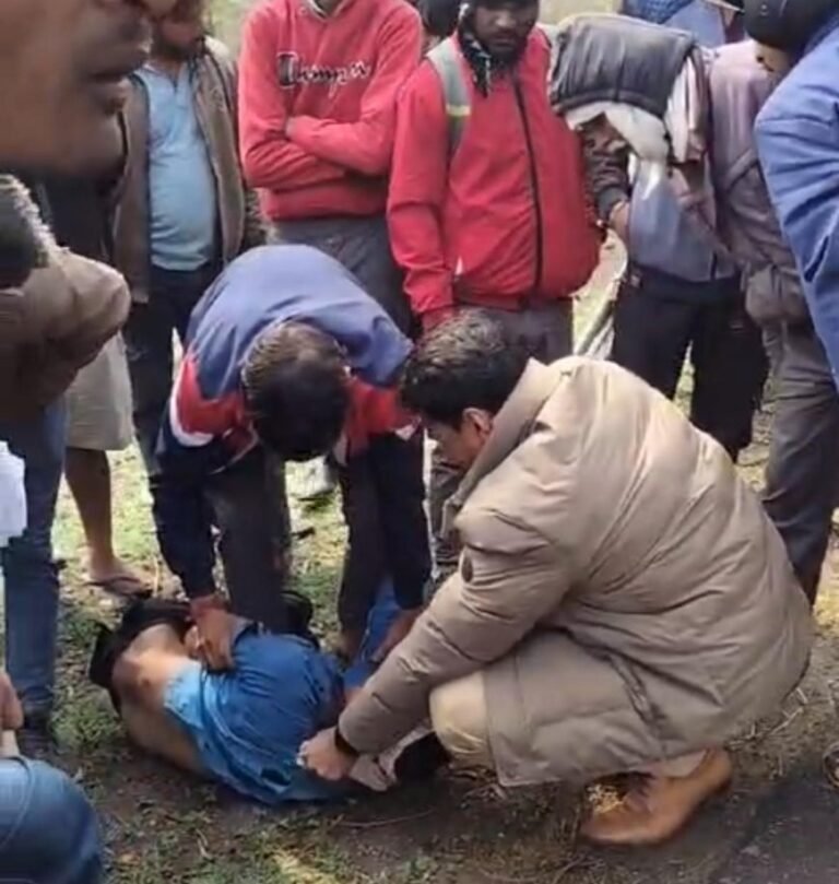 आगरा में इंसानियत की मिसाल: वर्दी में फरिश्ता साबित हुए दरोगा अनुज कुमार, घायल युवक को हॉस्पिटल पहुंचाकर बचाई जान