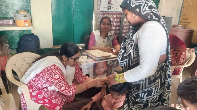 प्राथमिक स्कूलों में छात्र छात्राओं को लगाए खसरे के टीके