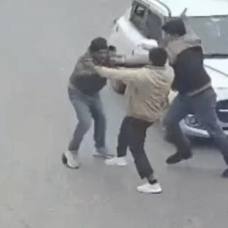 30 सेकंड में 15 थप्पड़! पूर्व चेयरमैन के बेटे ने चाचा को कागारौल चौराहे पर पीटा, वीडियो वायरल