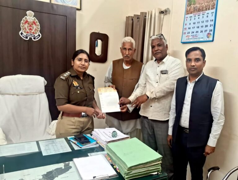 चोरियों का खुलासा न होने से व्यापारियों में आक्रोश, एसीपी को सौंपा ज्ञापन