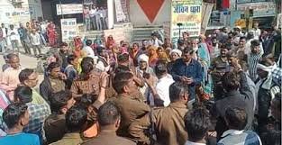 मैनपुरी: युवती की आगरा में इलाज के दौरान मौत, परिजनों ने शव रखकर लगाया जाम