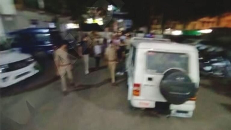 पुलिसकर्मियों पर बर्बर हमला: पटाखों की धमक बनी हिंसा का बहाना