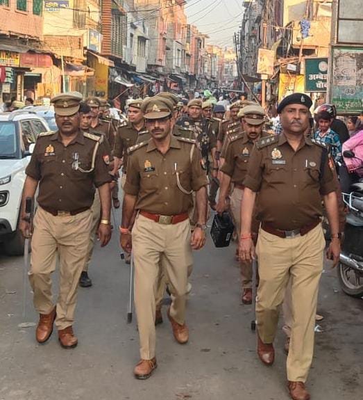 होली को लेकर पुलिस का फ्लैग मार्च, प्रमुख मार्गों पर पैदल गश्त