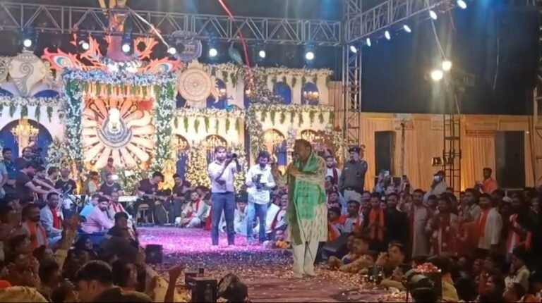 मथुरा में फाग महोत्सव में गूंजे कन्हैया मित्तल के भजन, देर रात तक झूमे भक्त